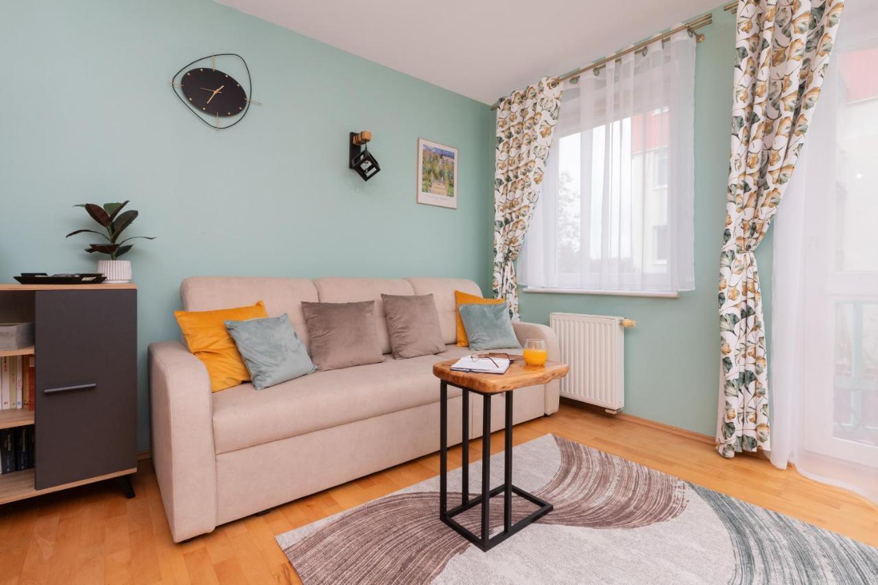 Subtle And Cosy With Furnished Balcony In By Renters Apartamento